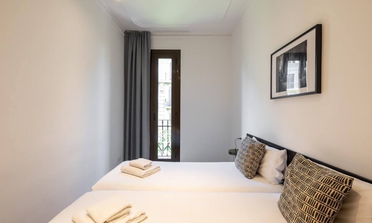 L'Antiga Esquerra de l'Eixample Apartment | DELUXE THREE BEDROOM APARTMENT
