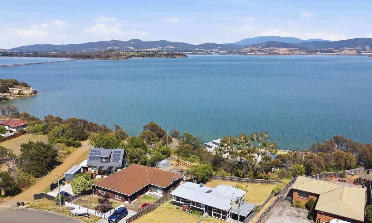 Midway Point House | Derwent River Holiday Home - Minutes to Hobart