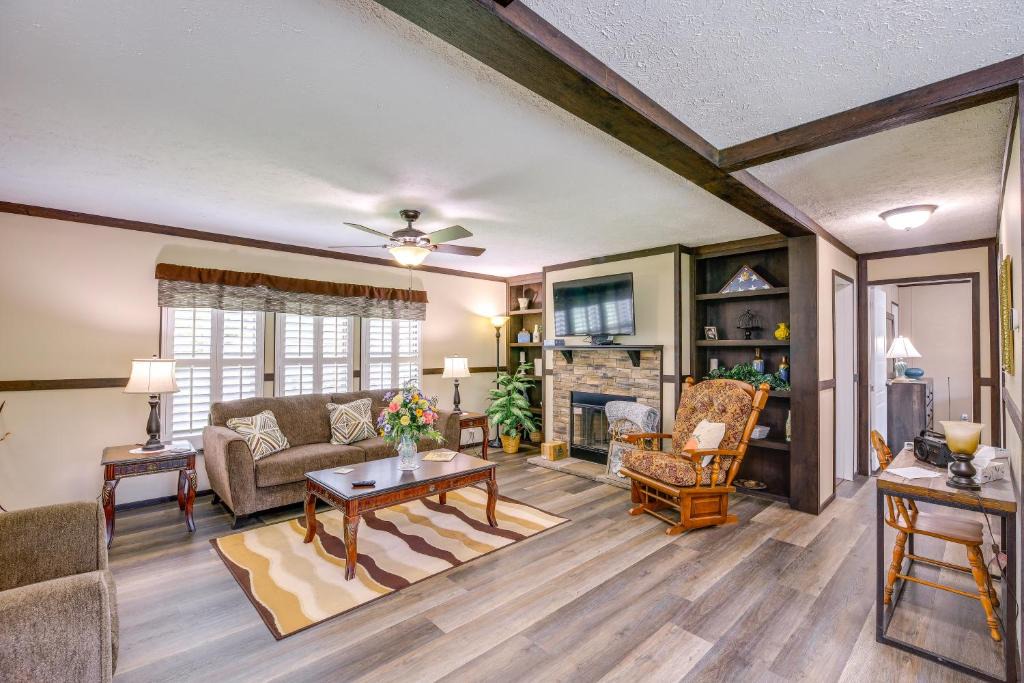 Chilhowie House | Dog-Friendly Home with Mtn Views in Chilhowie!