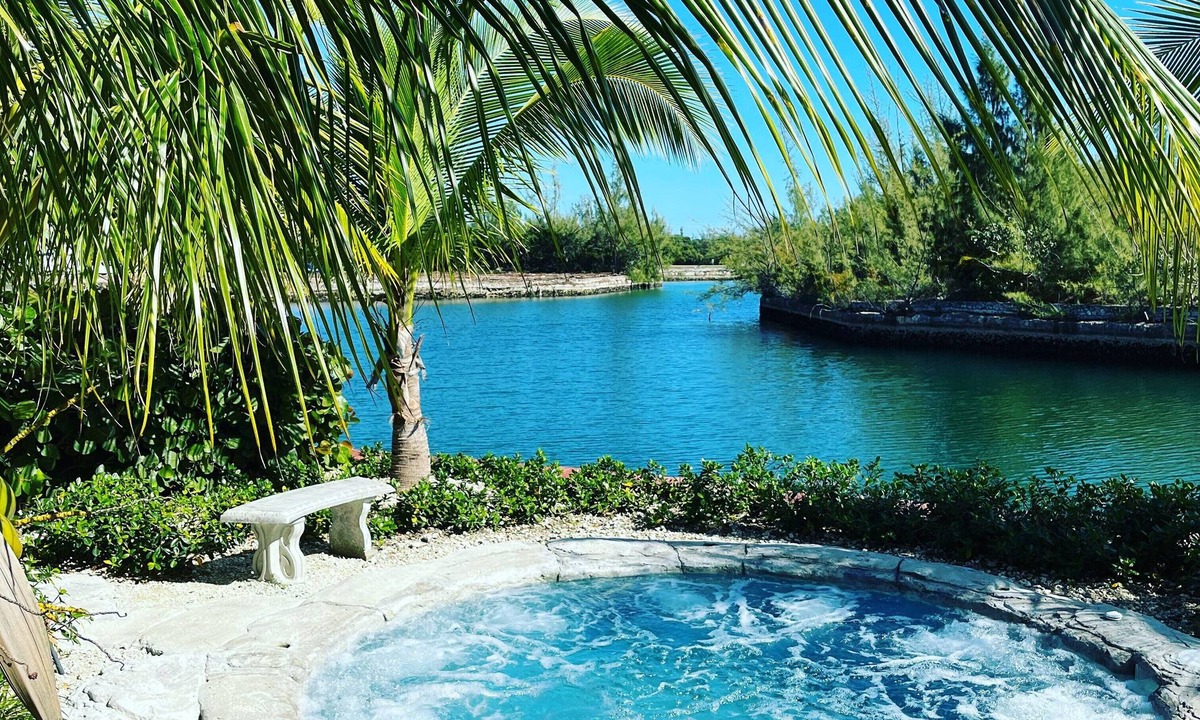 Bahama Reef Hotel | Dolphin Cove - Adults Only