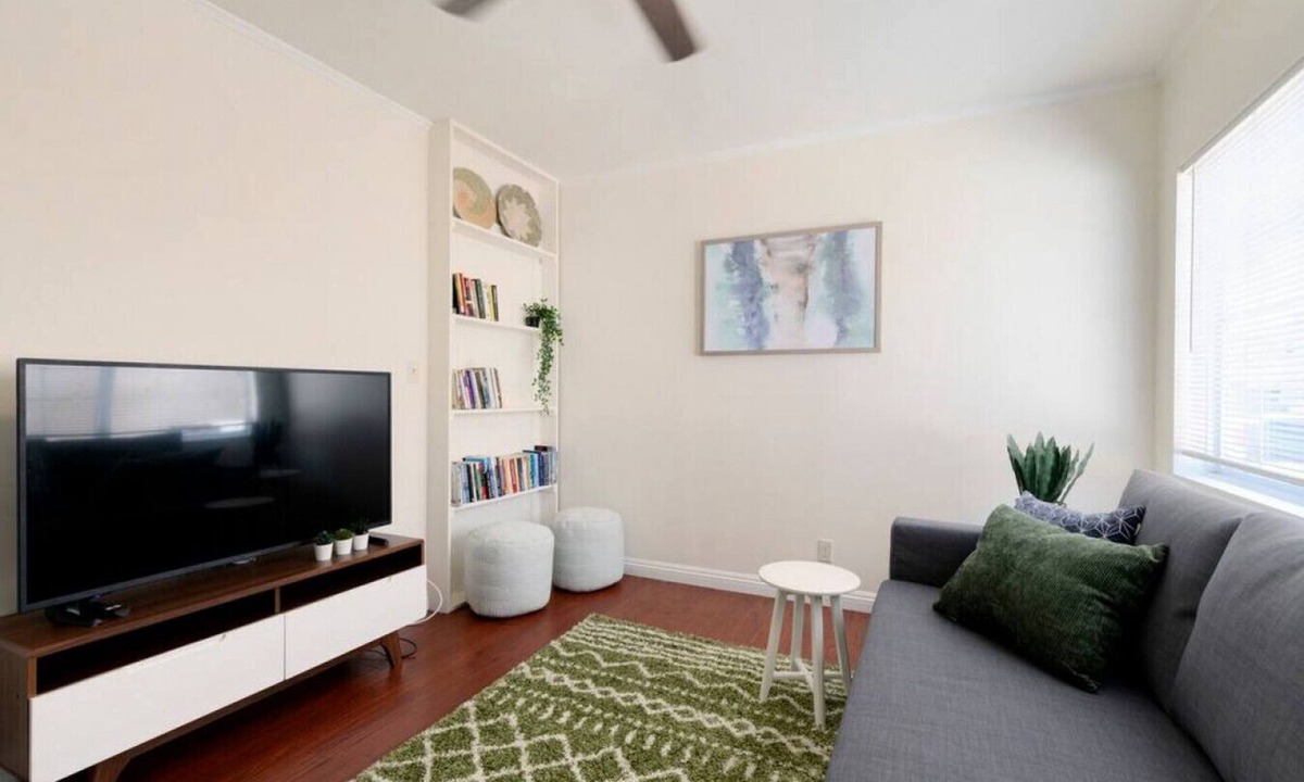 Montebello House | Double Comfort: 2 Private Units with Fully-Equipped Kitchens, Streaming Bliss, and Relaxing Common Patio.