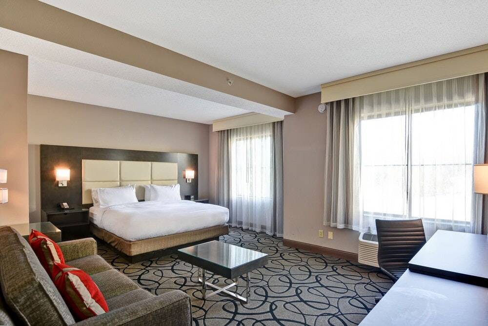 Hattiesburg Hotel | Doubletree by Hilton Hattiesburg 1 King Studio Suite Mobility/Hearing Accessible Tub