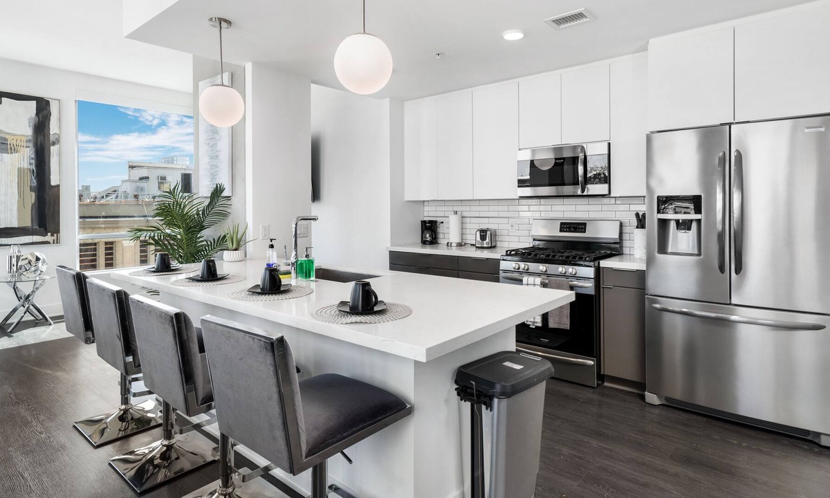 Los Angeles Apartment | Downtown LA Jr. Penthouse Spacious Skyrise Unit- Pool/Jacuzzi access