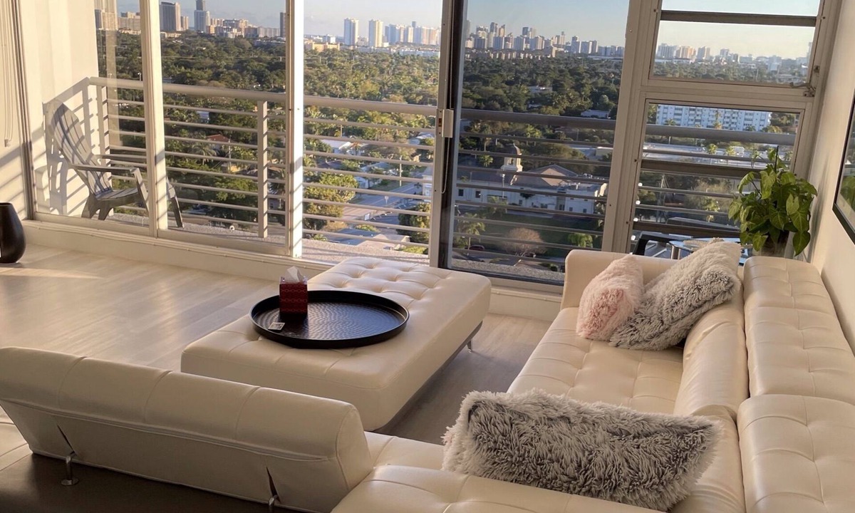 Downtown Hollywood Condo | Downtown View 5 Min From Beach