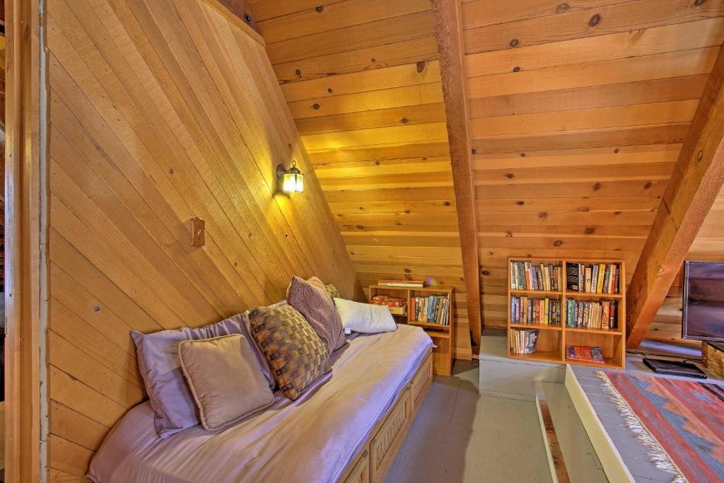 Ponderosa House | Dreamtime Cabin with Deck in Sequoia Natl Forest!
