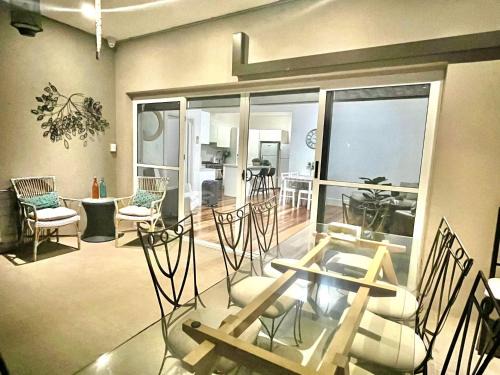 Brighton-le-Sands House | Easy Beach Stay Large Room Near Beach and Airport