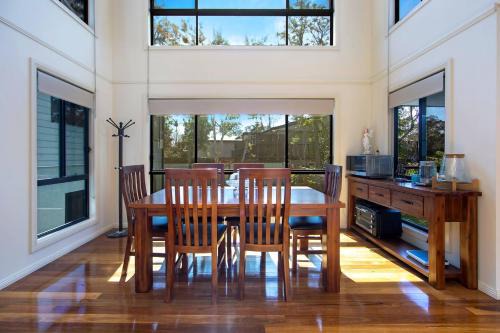 Wyong House | Easygoing Poolside Relaxation on Wyong River
