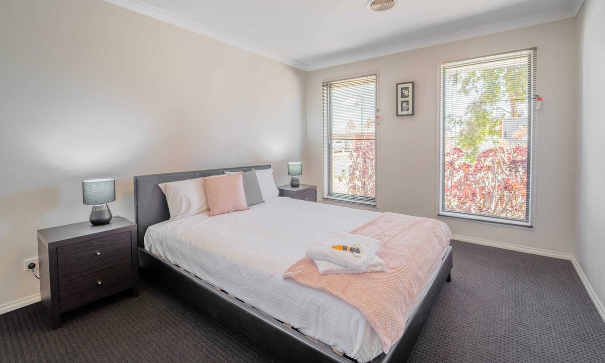 Ascot House | Elandra's Home Close to Shopping Free Parking