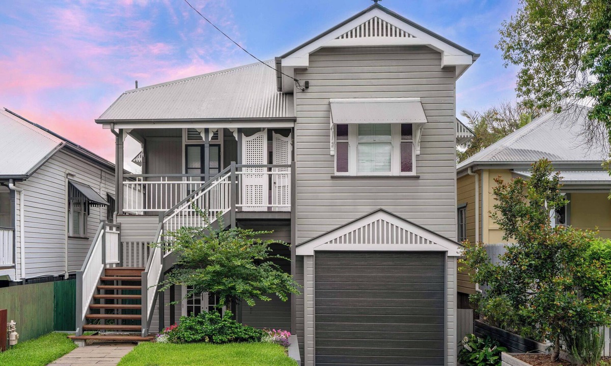 East Brisbane House | Elegant Dual-Level Home Near Cafés, Parks & River