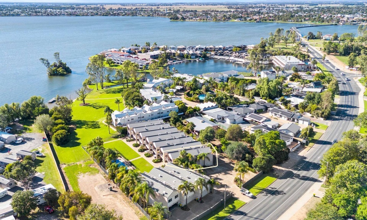 Mulwala Villa | Elsinor 4 Located a short stroll from Lake Mulwala and the popular local clubs.