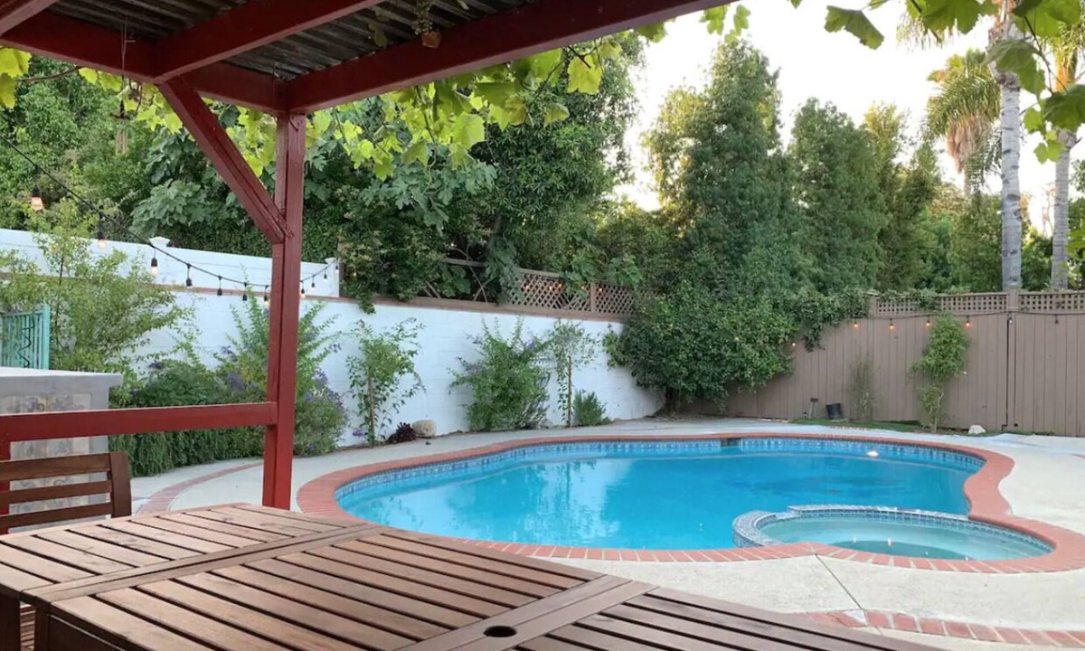 North Hollywood House | Enjoy LA indoor/outdoor living with this modern sun soaked 3BR/2BTH home