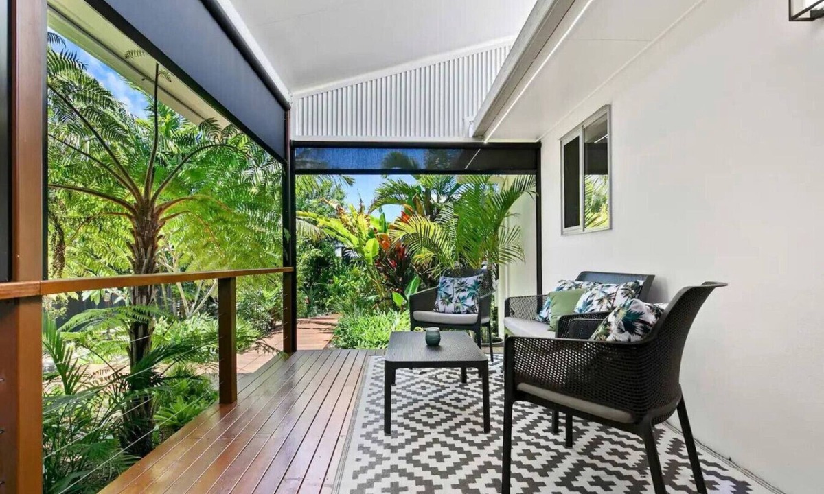 Point Vernon House | Family Friendly Walk to Beach Tropical Retreat + BBQ Deck