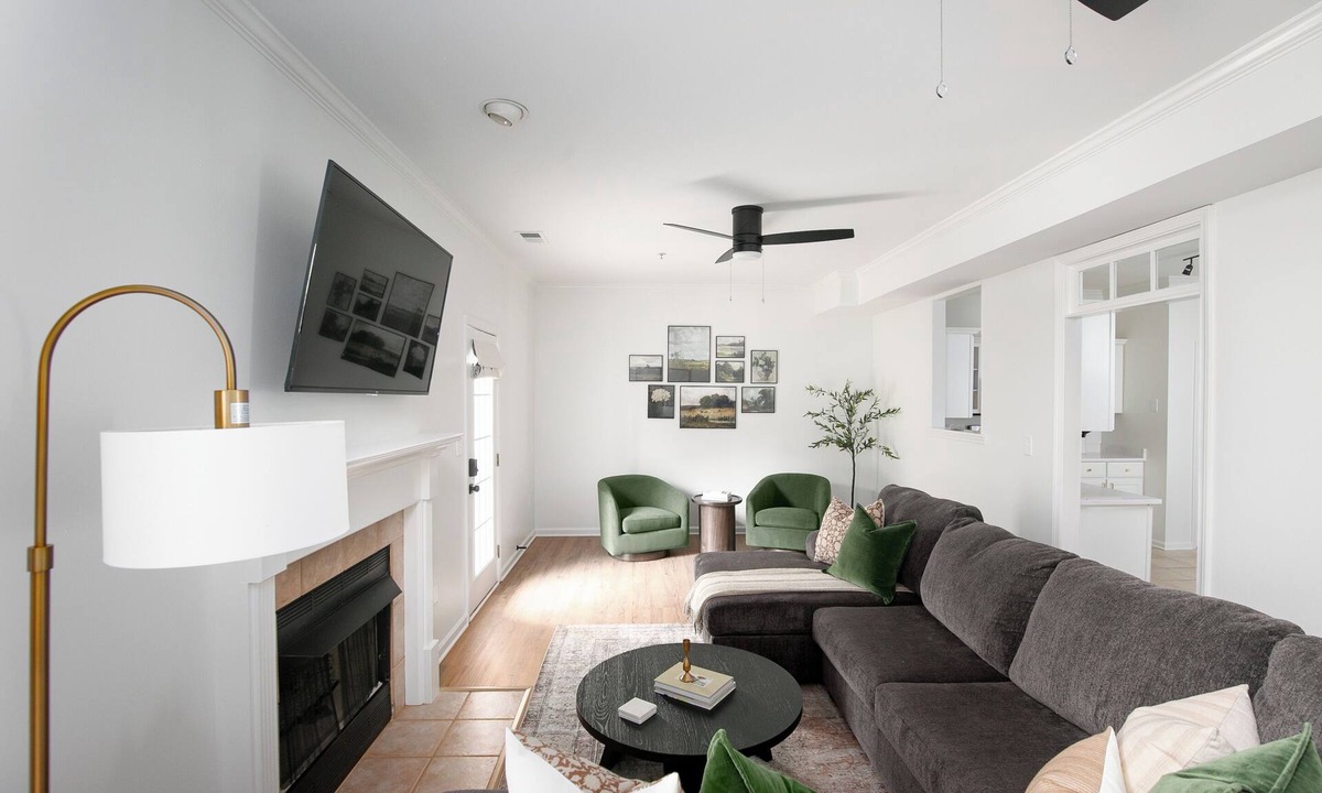 Alabaster House | Family & Pet Friendly Modern Townhouse