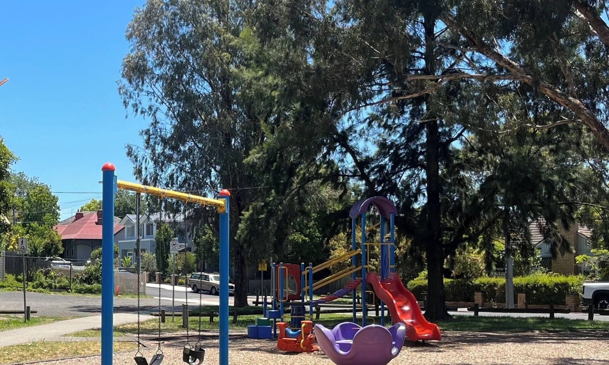 Ivanhoe House | Family village home; cafes, parklands; 15min to CBD & MCG, 5min to hospitals