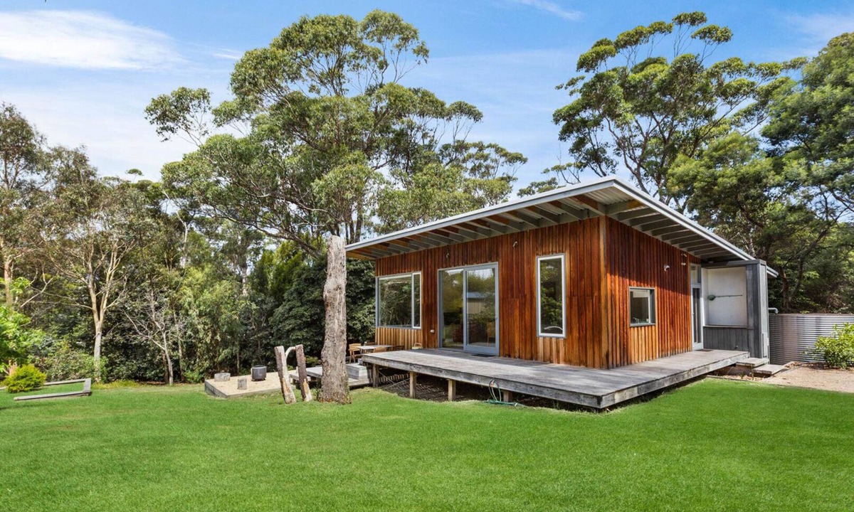 Lake Tyers Beach House | Flounder: Only a short walk to the Lake Tyers foreshore and 90 Mile beach