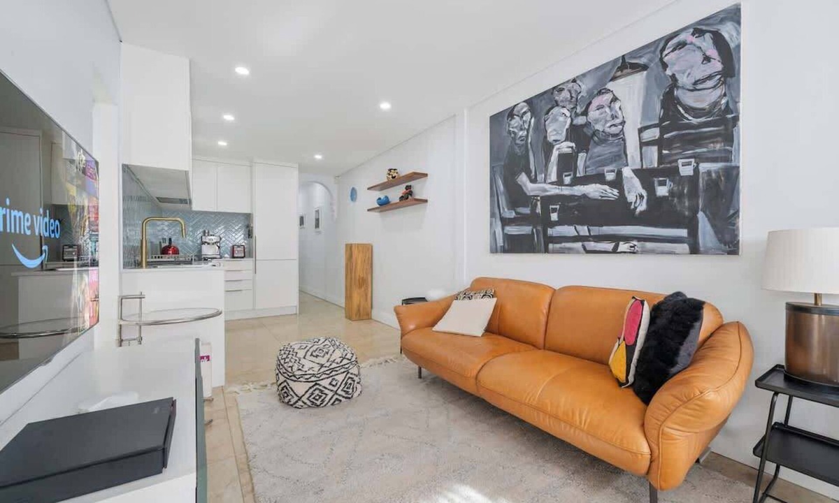 Newtown House | Gallery on Kent | Prime Location