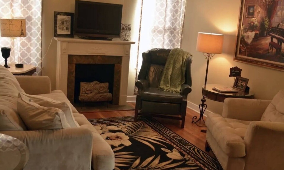 West Monroe Cottage | Garden Cottage in the city. Pet friendly!