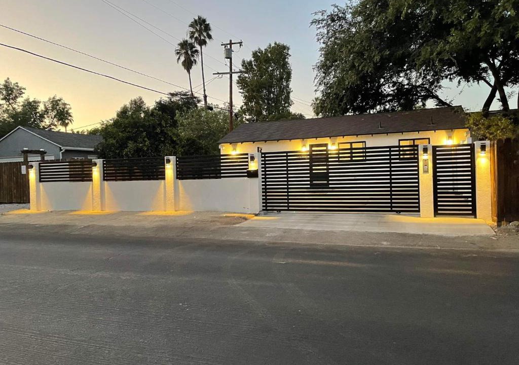 Van Nuys House | Gated private house with own parking Sherman Oaks