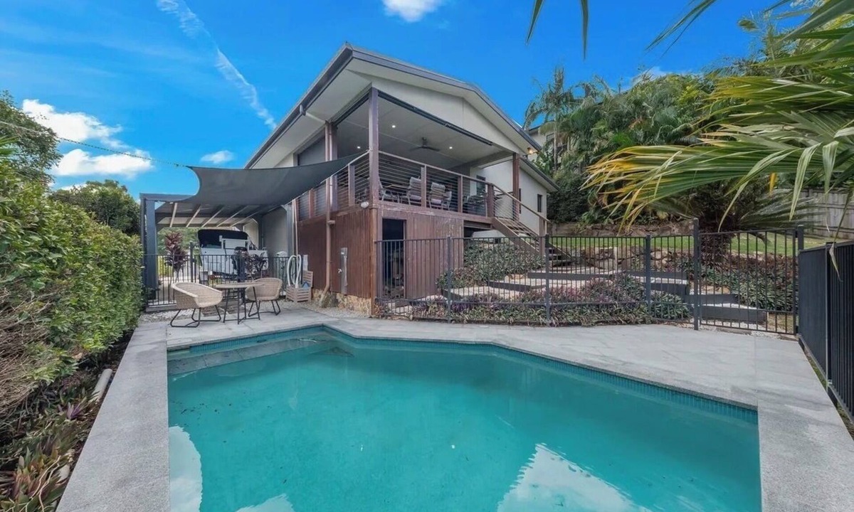 Cannonvale House | Gateway to the Whitsundays Boat & Caravan Parking Wash-Down pet friendly home