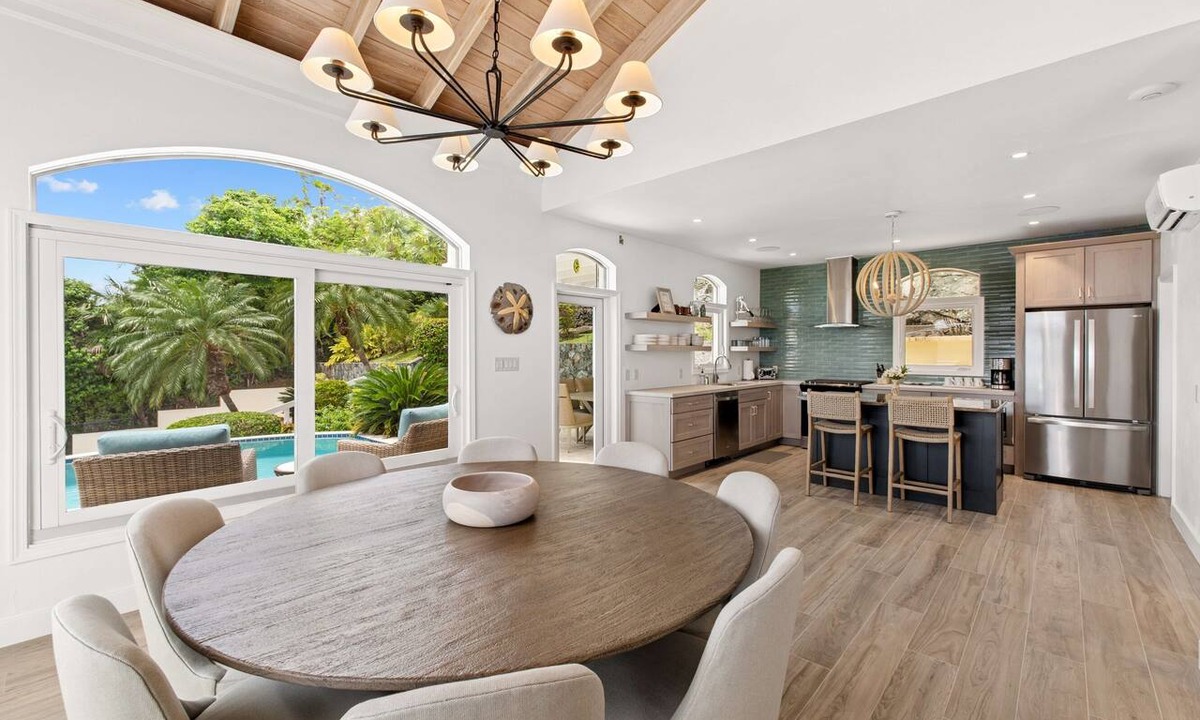 Estate Lovenlund House | Generator! 2 Primary Bedrooms - Magens Bay - Dining