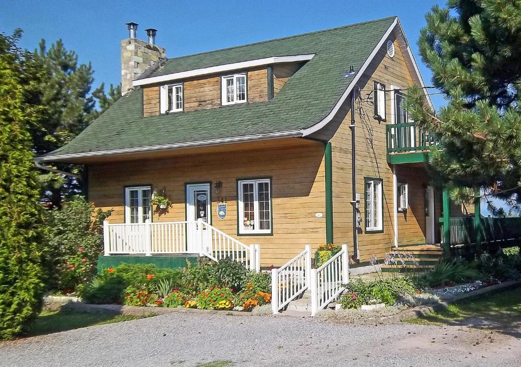 Notre-Dame-du-Portage Bed & Breakfast | Gîte La Halte Du Verger Bed and Breakfast