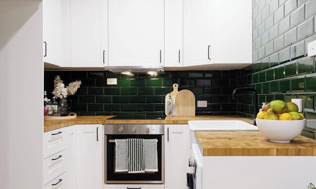 Campbell Apartment | Gorgeous studio apartment next to Campbell shops in the heart of Inner North CBR