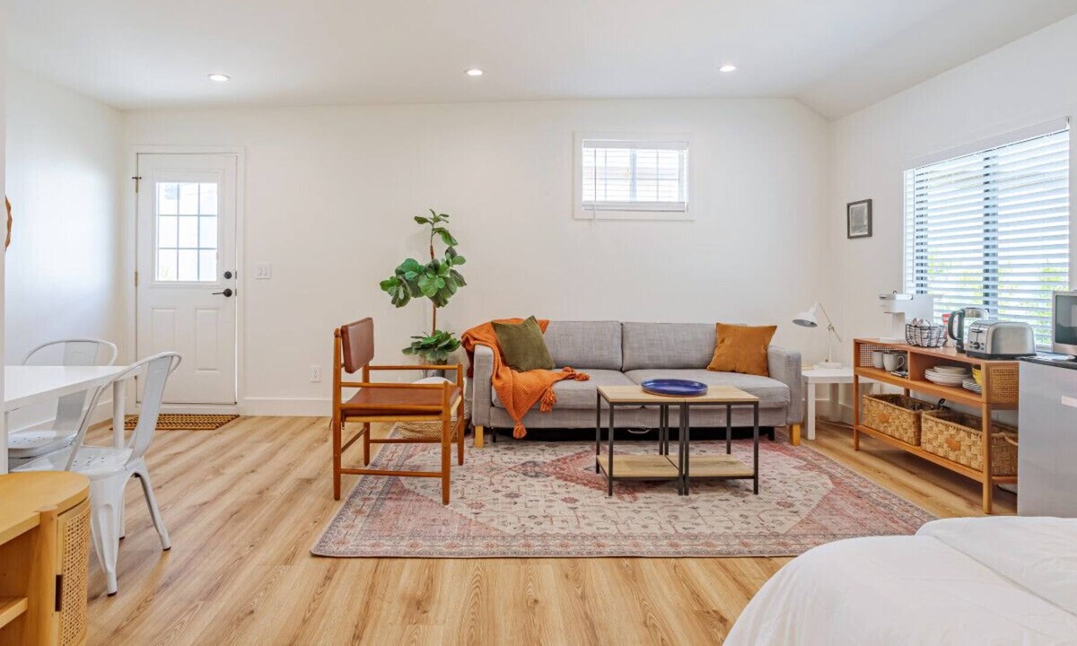 Valley Glen House | Guest Studio Universal up to 4