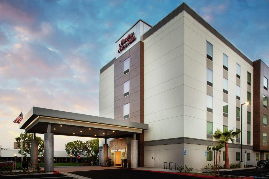 Airport Area Hotel | Hampton Inn & Suites Irvine/Orange County Airport