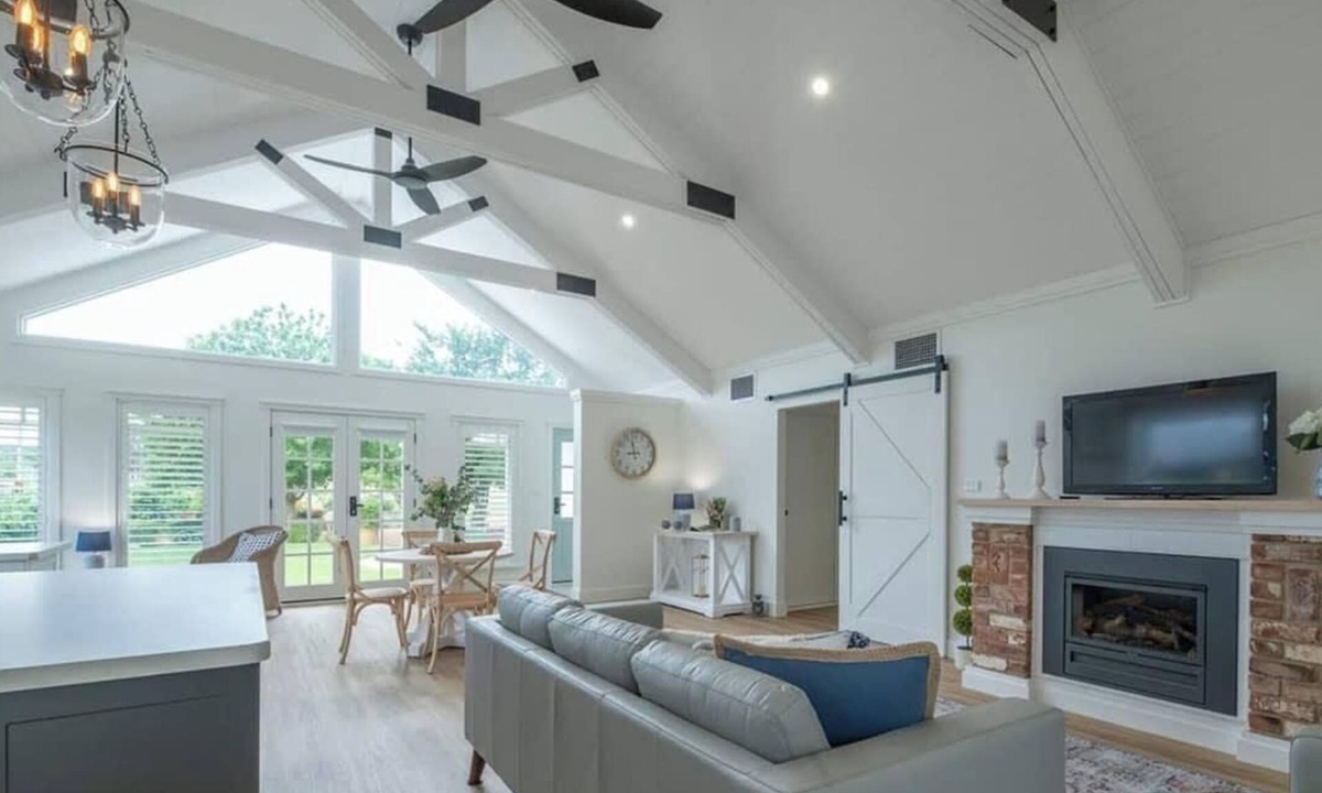 Dubbo East House | Hamptons Cottage. Views & Fireplace. Dubbo.
