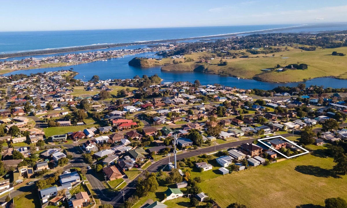 Lakes Entrance House | Harmony: Perched on a slope, this retreat offers views of the ocean