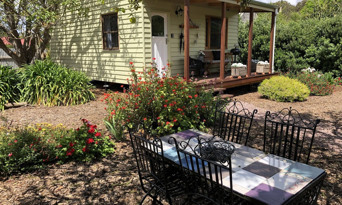 Penola Cottage | Henry's Cottage Penola: Charming cottage, AC, fire pit, wifi, BBQ, Dog friendly