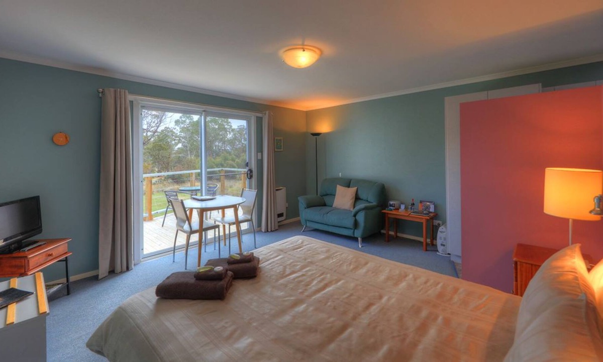 Bronte Park Hotel | Highland Cabins and Cottages