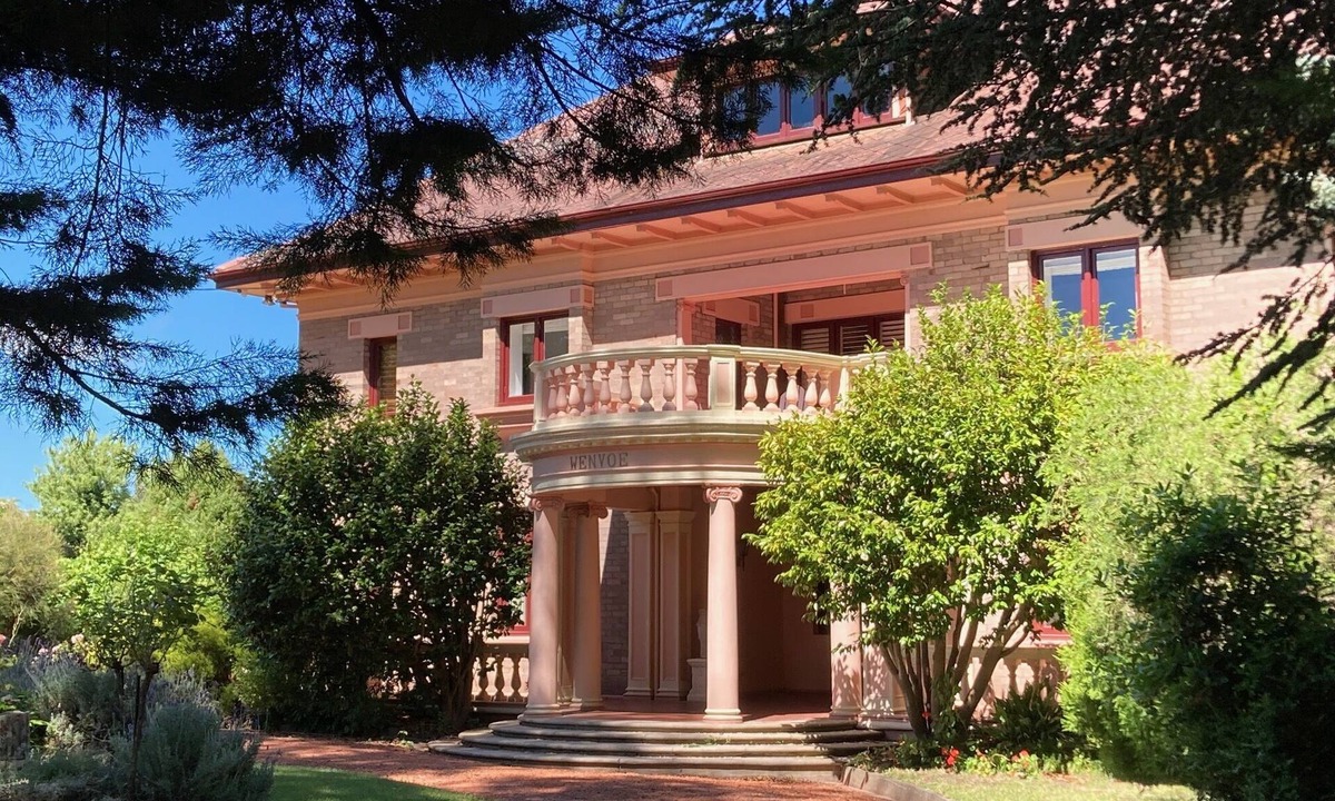 Lithgow House | Historic retreat WENVOE five bedroom mansion, 9 guests