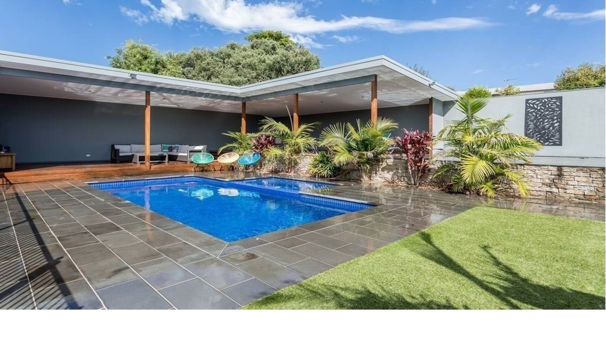 Rye House | Holiday home in Rye with Heated Pool & Spa with generous outdoor area, WiFi