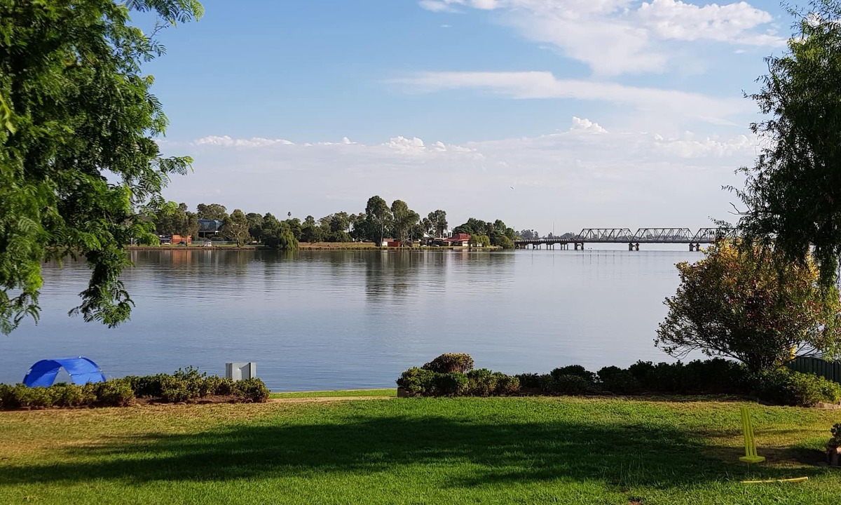 Yarrawonga House | House overlooking Lake with private jetty, 2 min walk to Yarrawonga main street