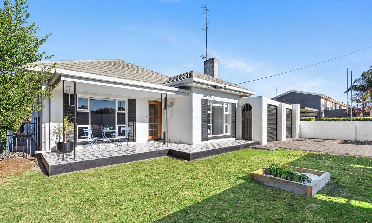 Mount Gambier House | House plus Retreat and Games Room! Sleeps 10 in Mount Gambier, South Australia