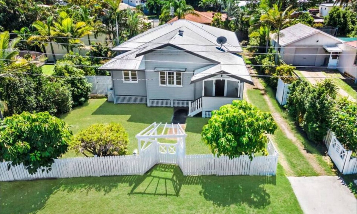 Urangan House | Ideal base 4 Whale Watching w/Private deck/BBQ/AC