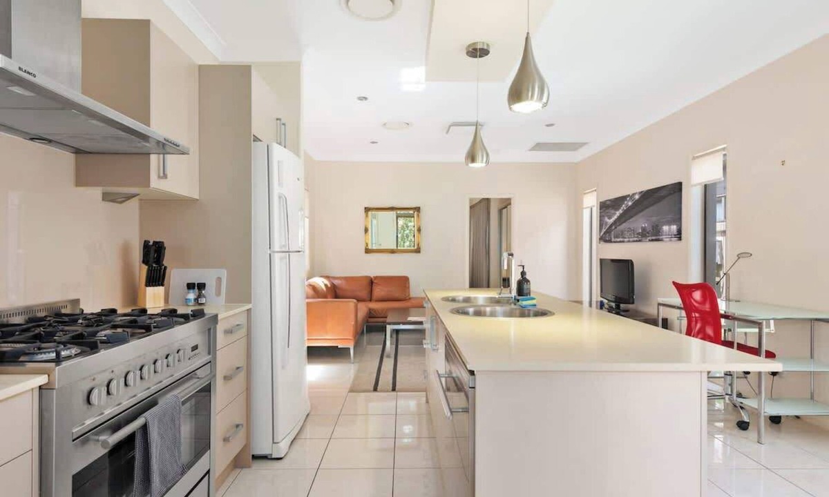 Taringa House | Impeccable Modern 1 Bedroom Apartment ~ Taringa