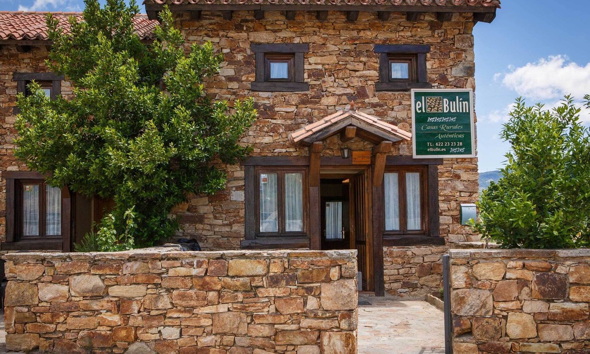 Horcajuelo de la Sierra Ski Chalet | In the Becea house you can enjoy a large terrace with barbecue and a small front patio