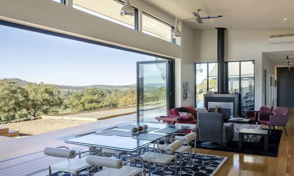Steels Creek House | Indulge yourself with space to exhale and take in the views over a glass of rose