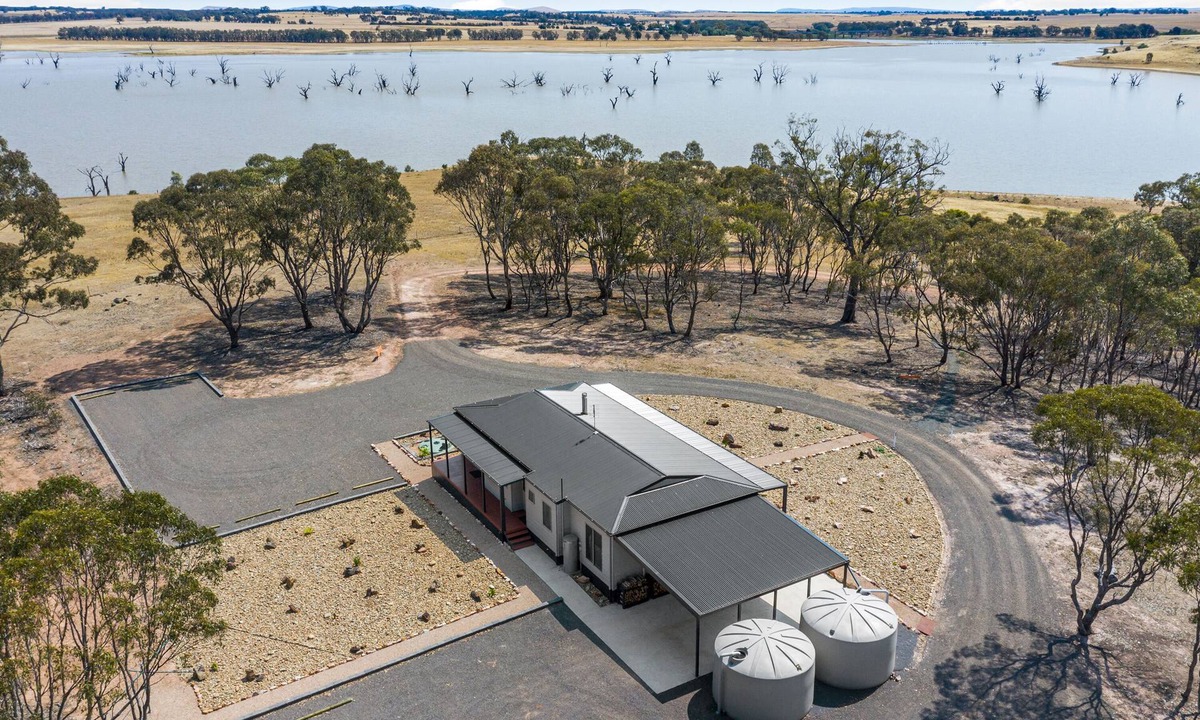 Welshmans Reef House | Jack's Point - Whole House with Waterfront Views