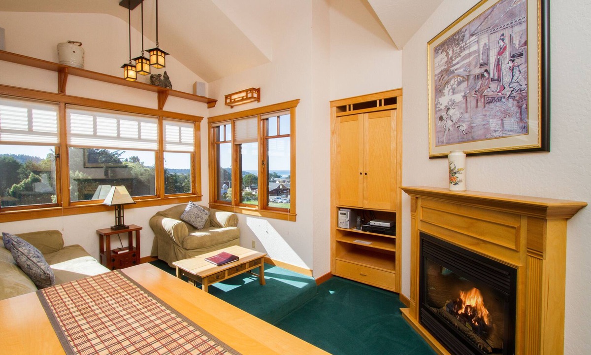 Mendocino Apartment | King suite overlooking Mendocino Village
