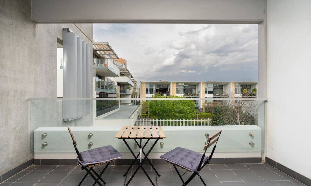 Kingston Apartment | Kingston Foreshore Flat with Garden View