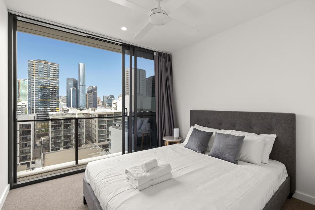 South Brisbane Apartment | KOZYGURU SOUTH BRISBANE KOZY 2 BEDROOMS APT + FREE PARKING BRISBANE ONE QSB001-1203