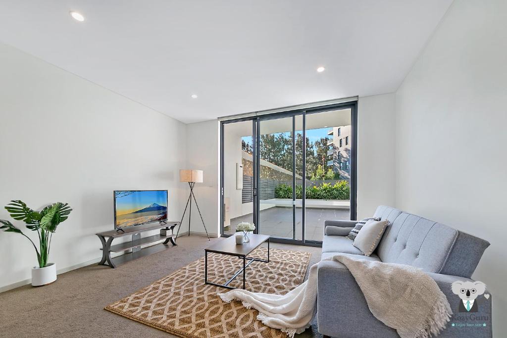Wolli Creek Apartment | KOZYGURU WOLLI CREEK KOZY 3 BED APT + FREE PARKING NWC009