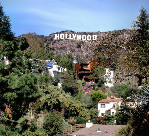 Beachwood Canyon House | LA Style Retreat near Hollywood Sign & Star Alley