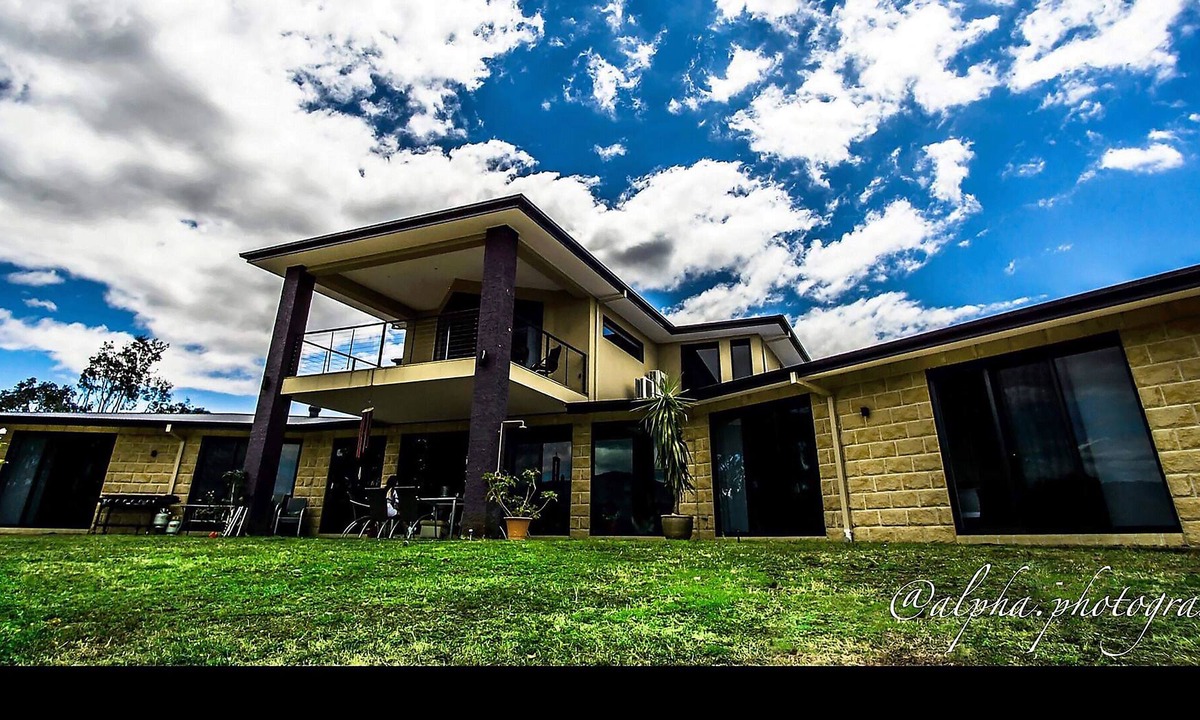 Eildon House | Lake Eildon Heights is situated on 30 acres adjoining 600 acres of