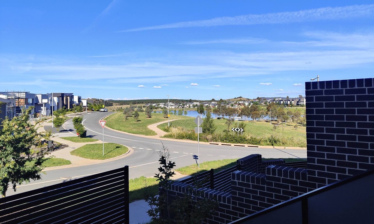 Coombs House | Lakeside brand new settled townhouse，near shops