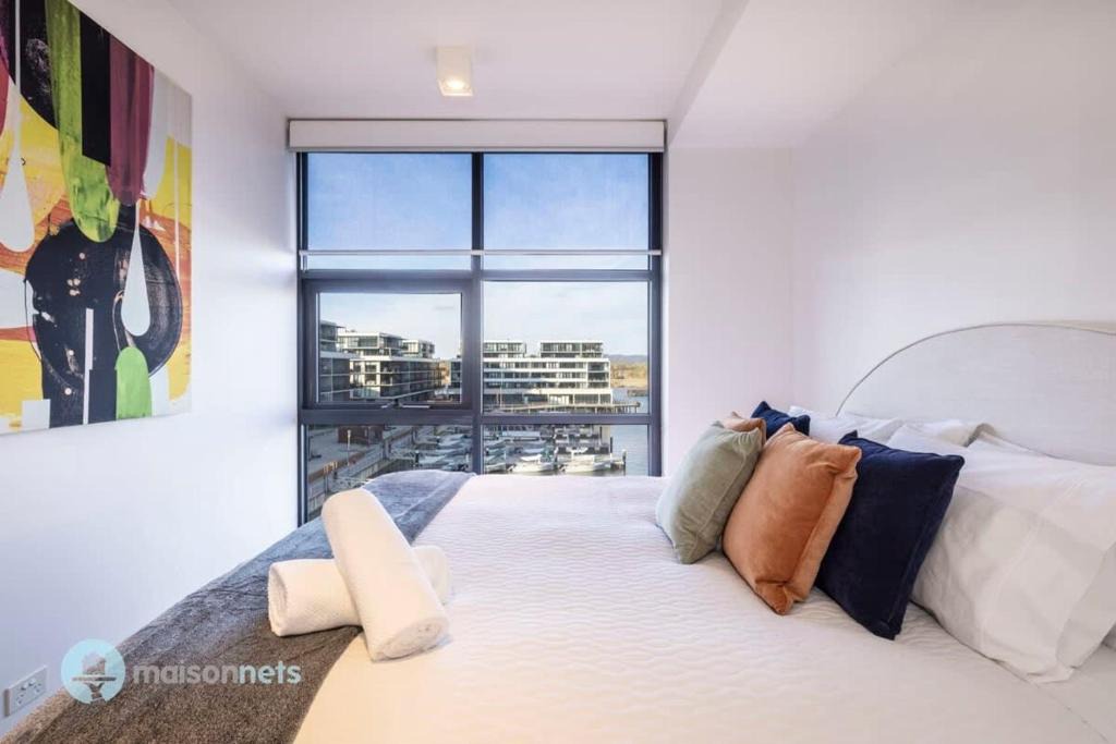 Kingston Apartment | Large Modern 2 Bdrm Apt, Water Views, 2x Car Spots