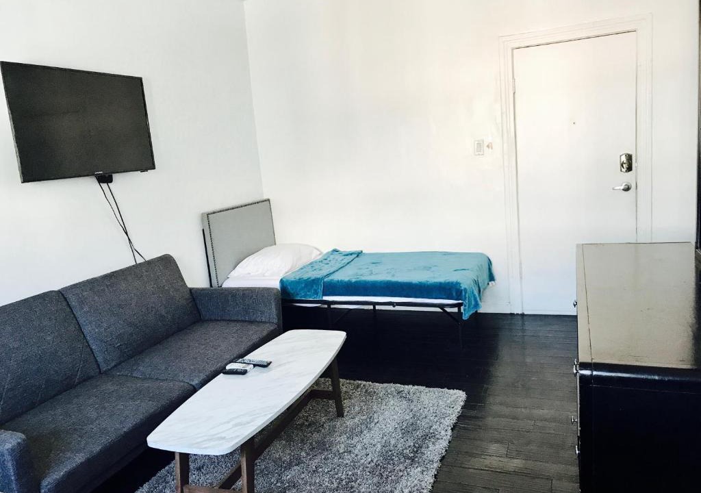Sunset Junction Apartment | LARGE Studio Apt in Silverlake on Sunset Blvd!
